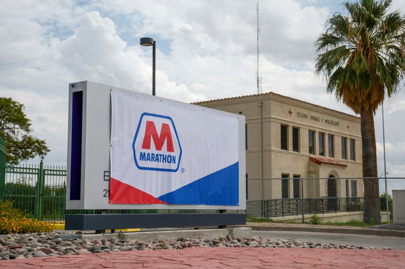 © Reuters. FILE PHOTO: A Marathon Petroleum banner covers an Andeavor sign outside the El Paso refinery following a closed $23 billion deal after the Ohio-based Marathon bought the Texas-based company, forming one of the largest global refiners in El Paso, Texas, U.S., October 1, 2018.   REUTERS/Julio-Cesar Chavez/File Photo