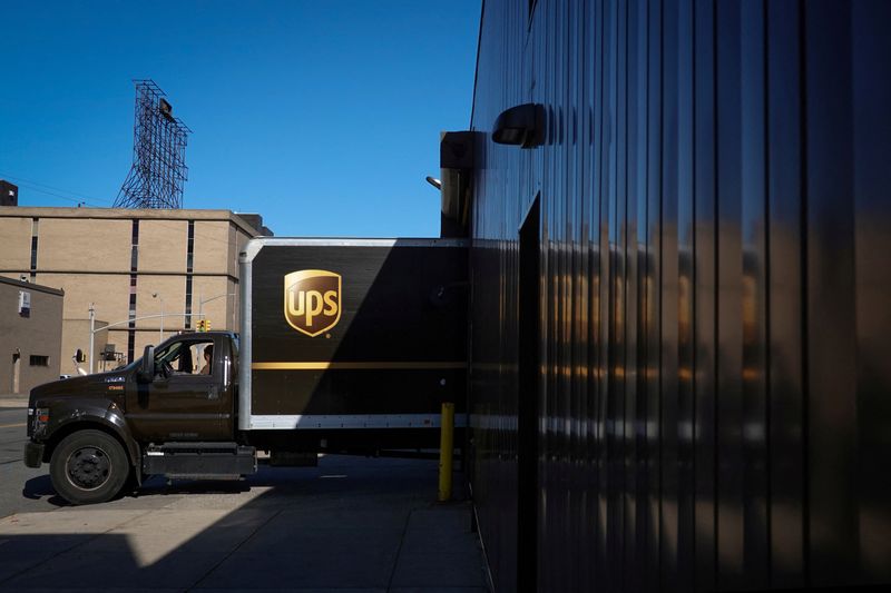 © Reuters. FILE PHOTO: A United Parcel Service (UPS) vehicle reverses into a facility in Queens, New York City, U.S., May 9, 2022. REUTERS/Andrew Kelly/File Photo