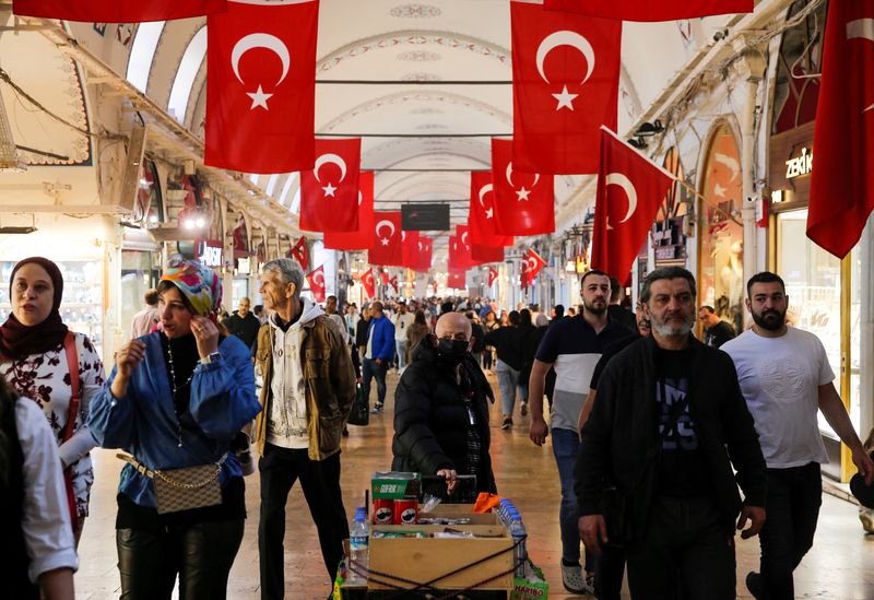 &copy; Reuters. FILE PHOTO: People shop at Grand Bazaar in Istanbul, Turkey, November 4, 2022. REUTERS/Dilara Senkaya