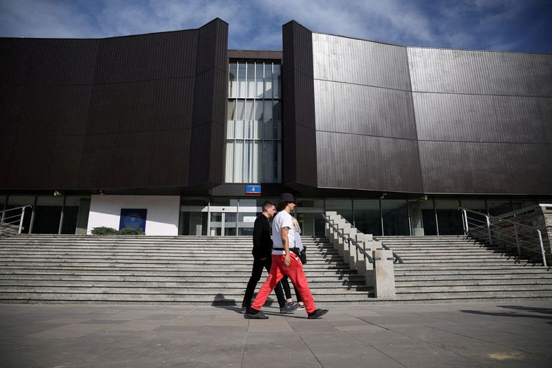 © Reuters. FILE PHOTO: People walk in front of the Polish Central Bank (NBP) building in Warsaw, Poland, September 8, 2022. REUTERS/Kacper Pempel/File Photo