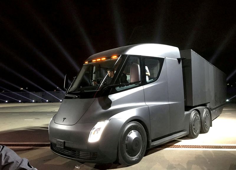 © Reuters. FILE PHOTO: Tesla's new electric semi truck is unveiled during a presentation in Hawthorne, California, U.S., November 16, 2017. REUTERS/Alexandria Sage/File Photo