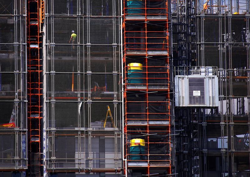 &copy; Reuters. FILE PHOTO: Workers can be seen on a construction site for a new apartment block building in Sydney, Australia, October 4, 2017. Picture taken October 4, 2017.      REUTERS/David Gray