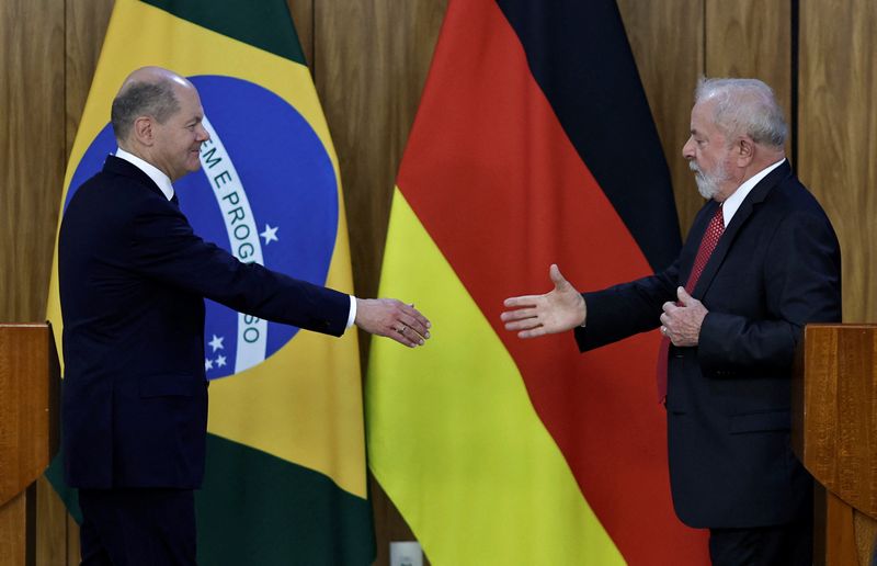 &copy; Reuters. Scholz e Lula se cumprimentam após entrevista coletiva em Brasília
30/01/2023
REUTERS/Ueslei Marcelino