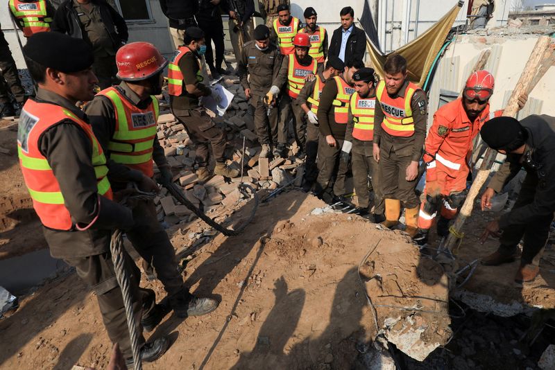 &copy; Reuters. Equipes de resgate vasculham escombros de mesquita alvo de ataque suicida em Peshawar, no Paquistão
31/01/2023 REUTERS/Fayaz Aziz