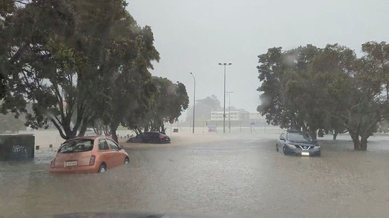 &copy; Reuters. Carros em área inundada após fortes chuvas em Auckland, na Nova Zelândia
27/01/2023 @MonteChristoNZ/via REUTERS