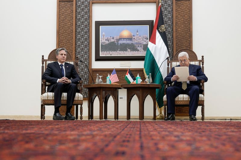&copy; Reuters. عباس خلال اجتماع مع وزير الخارجية الأمريكي انتوني بلينكن في رام الله يوم الثلاثاء. صورة من ممثل لوكالات الأنباء. 