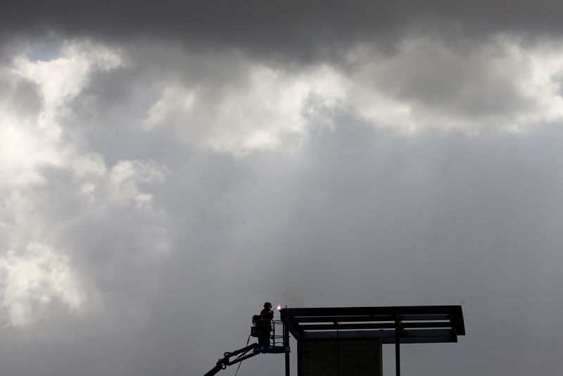 &copy; Reuters. FOTO ARCHIVO: Un trabajador de la construcción suelda bajo nubes tormentosas en lo alto de una estructura que está construyendo el Gobierno de Estados Unidos junto a la frontera con México en San Diego, California, Estados Unidos. 1 de diciembre, 2018.