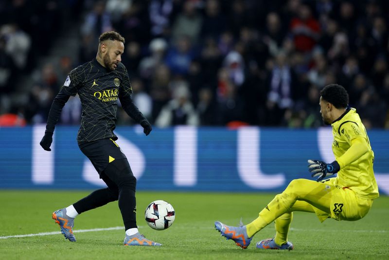 &copy; Reuters. Neymar se prepara para marcar contra o Reims
29/01/2023
REUTERS/Christian Hartmann