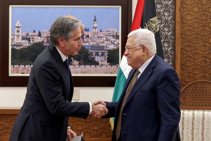 &copy; Reuters. بلينكن يصافح الرئيس الفلسطيني محمود عباس في رام الله يوم الثلاثاء. صورة من ممثل لوكالات الأنباء. 