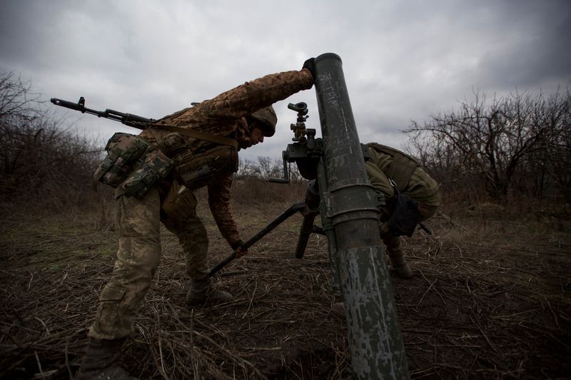 © Reuters. FILE PHOTO: Ukrainian servicemen set up a mortar for firing it towards positions of Russian troops, amid Russia's attack on Ukraine, in the outskirts of Bakhmut, Donetsk region, Ukraine December 30, 2022. REUTERS/Anna Kudriavtseva