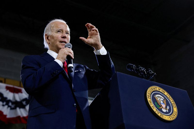 © Reuters. FILE PHOTO: U.S. President Joe Biden delivers an economic speech at SteamFitters UA Local 602 in Springfield, Virginia, U.S., January 26, 2023. REUTERS/Evelyn Hockstein
