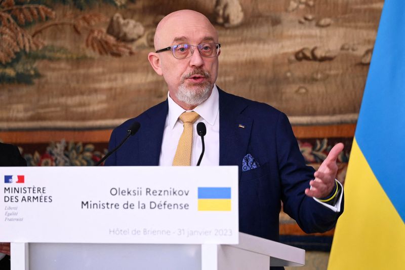 &copy; Reuters. Le ministre ukrainien de la Défense, Oleksii Reznikov, fait des gestes alors qu'il s'adresse à une conférence de presse avec le ministre français de la Défense, Sébastien Lecornu, dans le cadre de la visite officielle de Reznikov, à l'Hôtel de Bri