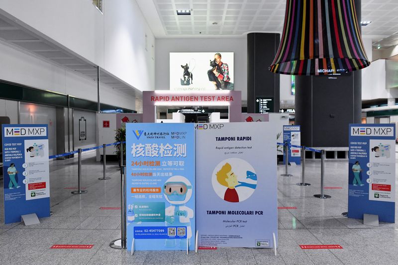 © Reuters. Vista de la señalización que indica las pruebas de la enfermedad por coronavirus (COVID-19), después de que Italia haya ordenado hisopos con antígeno COVID-19 y secuenciación del virus para todos los viajeros procedentes de China, donde están aumentando los casos, en el aeropuerto de Malpensa en Milán, Italia, 29 de diciembre de 2022. REUTERS/Jennifer Lorenzini
