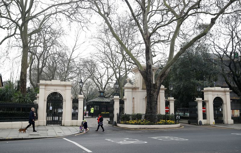 &copy; Reuters. FILE PHOTO: The entrance to Kensington Palace Gardens, where it is believed that Russian businessman Roman Abramovich owns an apartment, is seen in London, Britain March 3, 2022. REUTERS/Peter Nicholls/File Photo
