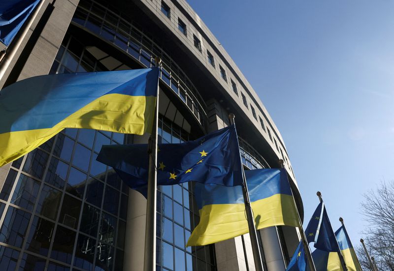 &copy; Reuters. Bandiere dell'Unione europea e dell'Ucraina davanti alla sede del Parlamento europeo a Bruxelles, Belgio, 28 febbraio 2022. REUTERS/Yves Herman/File Photo