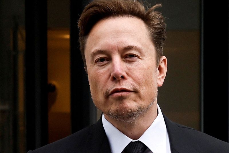 &copy; Reuters. FOTO DE ARCHIVO: El consejero delegado de Tesla, Elon Musk, sale de la oficina local de la compañía en Washington, Estados Unidos, el 27 de enero de 2023.  REUTERS/Jonathan Ernst