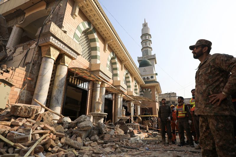 &copy; Reuters. Un soldat de l'armée et des secouristes examinent les dégâts après un attentat suicide dans une mosquée à Peshawar, au Pakistan. /Photo prise le 31 janvier 2023/REUTERS/Fayaz Aziz