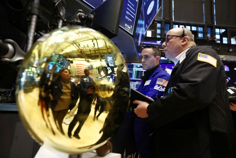 © Reuters. FILE PHOTO: Traders work on the trading floor at the New York Stock Exchange (NYSE) in New York City, U.S., January 27, 2023. REUTERS/Andrew Kelly