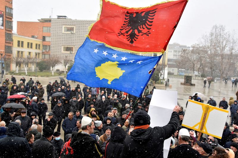 &copy; Reuters. FILE PHOTO: People wave Kosovo and Albanian flags as they protest against the Association of municipalities with a Serbian majority in Pristina, Kosovo, January 31, 2023. REUTERS/Laura Hasani/File Photo