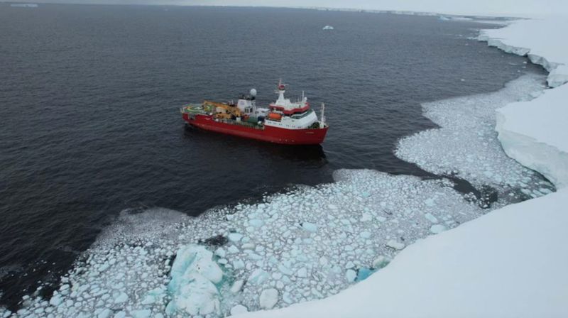 &copy; Reuters. Navio quebra-gelo italiano Laura Bassi navega na Antártida
31/01/2023 PNRA/Divulgação via REUTERS