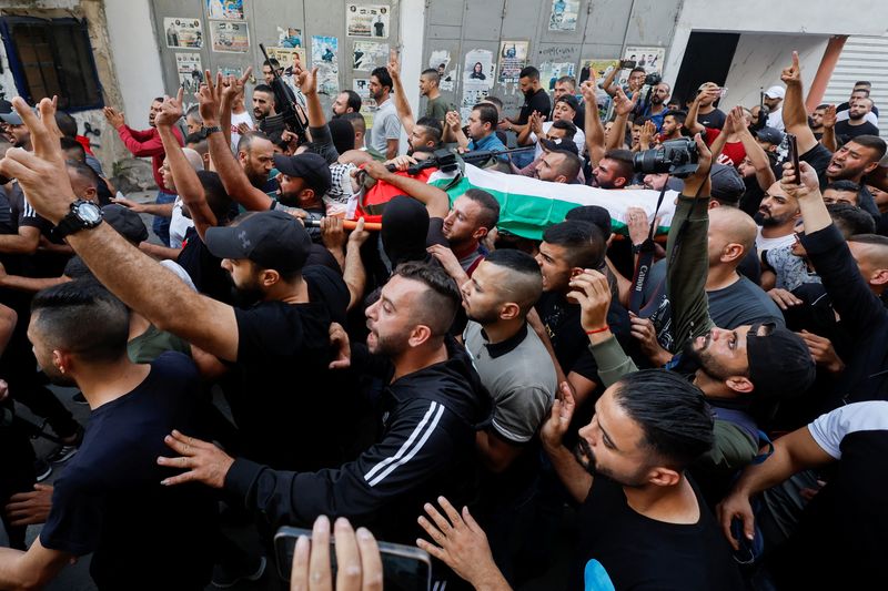 &copy; Reuters. جنازة أحد الفلسطينيين الذين قتلتهم قوات إسرائيلية في مداهمة لمخيم جنين بالضفة الغربية المحتلة في صورة بتاريخ 14 أكتوبر تشرين الأول 2022. تصوير