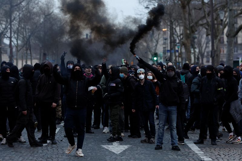 &copy; Reuters. Des manifestants masqués réagissent lors d'une manifestation contre le plan de réforme des retraites du gouvernement français à Paris, dans le cadre d'une journée de grève nationale et de protestations en France. /Photo prise le 31 janvier 2023/REU