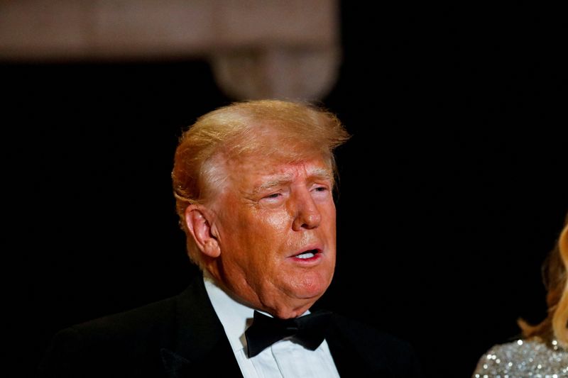 © Reuters. FILE PHOTO: Former U.S. President Donald Trump, who announced a third run for the presidency in 2024, hosts a New Year's Eve party at his Mar-a-Lago resort in Palm Beach, Florida, U.S. December 31, 2022.  REUTERS/Marco Bello