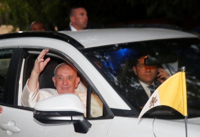 &copy; Reuters. Papa Francisco acena após deixar o Palácio Nacional, em Kinshasa
31/01/2023
REUTERS/Luc Gnago