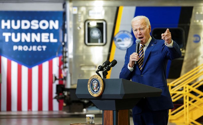 © Reuters. U.S. President Joe Biden delivers remarks touting how Infrastructure Law funding will be used for the Hudson River Tunnel project, during an event at the West Side Rail Yard in New York City, U.S., January 31, 2023. REUTERS/Kevin Lamarque