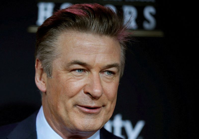 © Reuters. FILE PHOTO: FILE PHOTO: Host Alec Baldwin arrives at the 2nd Annual NFL Honors in New Orleans, Louisiana, February 2, 2013. REUTERS/Lucy Nicholson
