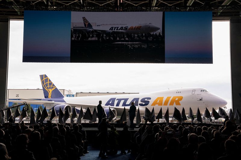 © Reuters. John W. Dietrich, president and CEO of Atlas Air Worldwide, and Dave Calhoun, CEO of Boeing, converse on stage during the delivery of the final 747 jet at their plant in Everett, Washington, U.S. January 31, 2023.  REUTERS/David Ryder
