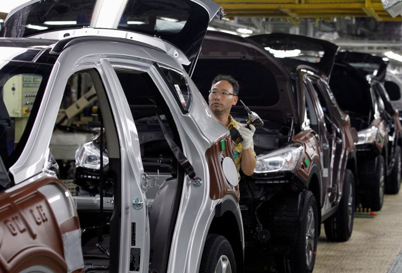 &copy; Reuters. FILE PHOTO-A labourer works at the main factory of Hyundai Motor in Ulsan, about 410 km (256 miles) southeast of Seoul, in this July 13, 2012 file photo.  REUTERS/Lee Jae-Won/File Photo 