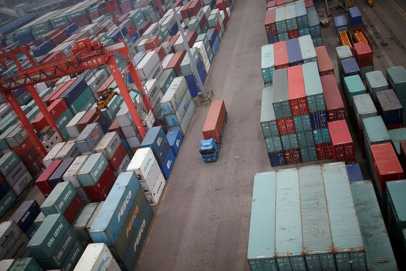 &copy; Reuters.     韓国産業通商資源省が１日発表した１月の貿易統計は１２６億９０００万ドルの赤字を記録し、月間の貿易赤字額として過去最大となった。資料写真、仁川港のコンテナターミナル、２