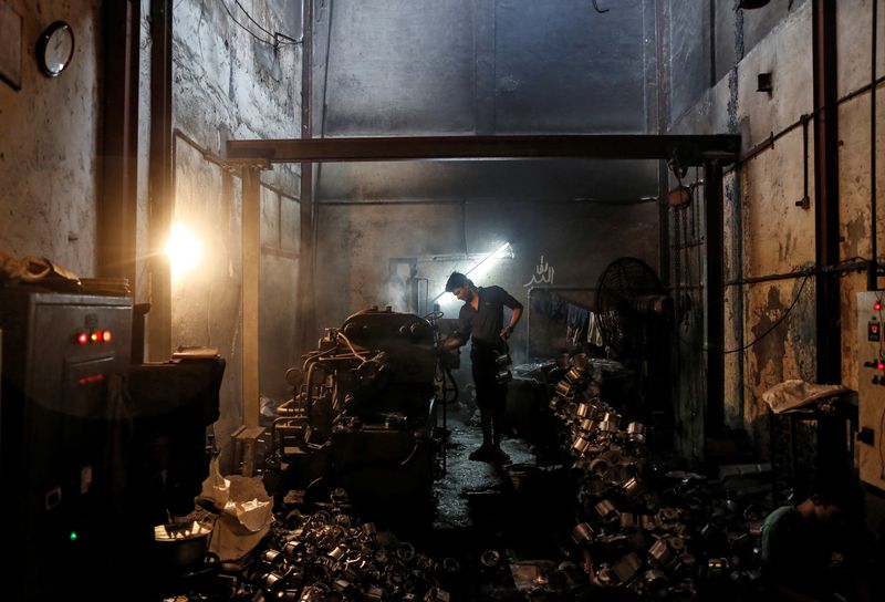 &copy; Reuters. FILE PHOTO: A worker makes parts for household mixers inside a small-scale manufacturing unit in Mumbai, India, August 1, 2016. REUTERS/Danish Siddiqui