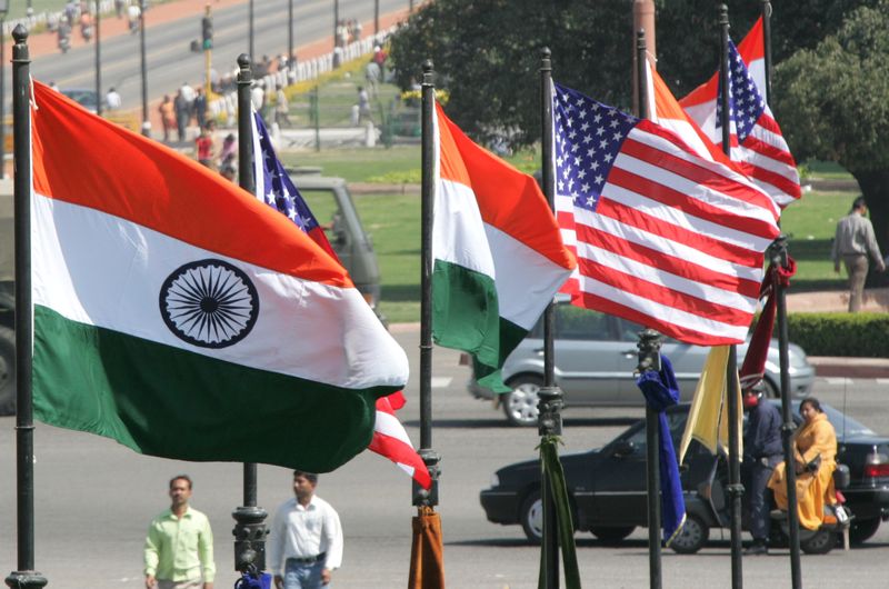 &copy; Reuters. 　１月３１日、米ホワイトハウスは３１日、インドとの戦略的パートナーシップを強化し、「米印重要・新興技術イニシアチブ」を立ち上げた。写真はインドと米国の旗。ニューデリーで２