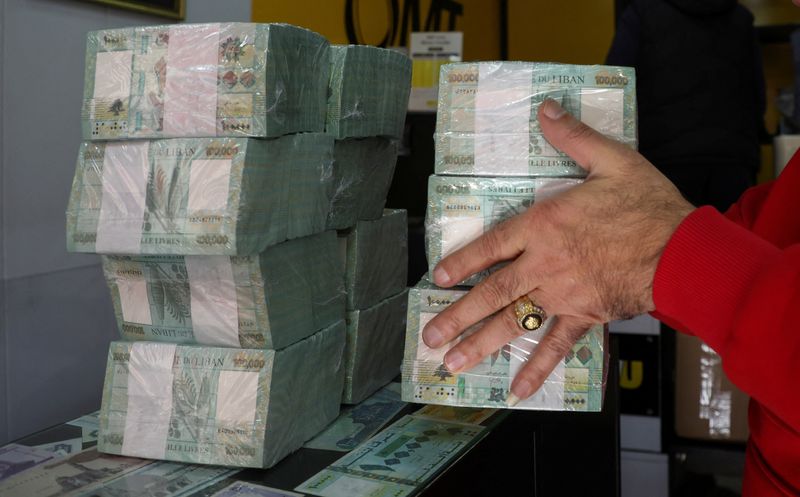 &copy; Reuters. 　１月３１日、レバノン中央銀行のサラメ総裁は、２月１日から１米ドルを１万５０００レバノンポンドとする新たな公定為替レートを導入すると発表した。ベイルートの両替所で１月１９