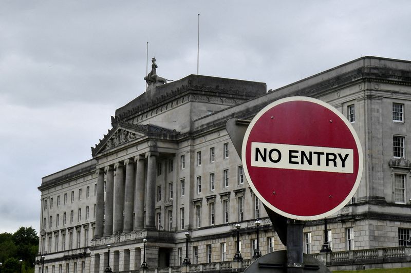 &copy; Reuters. Un panneau d'interdiction d'entrée près des bâtiments du Parlement de Stormont à Belfast, en Irlande du Nord. /Photo prise le 13 juin 2022/REUTERS/Clodagh Kilcoyne