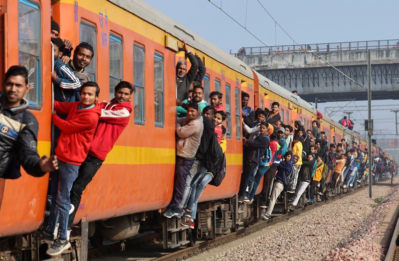 © Reuters. Commuters travel in an overcrowded train near a railway station in Ghaziabad, on the outskirts of New Delhi, India, February 1, 2023. REUTERS/Anushree Fadnavis