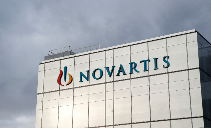 &copy; Reuters. FOTO DE ARCHIVO: El logotipo de Novartis en una planta de la farmacéutica en Stein, Suiza, el 28 de noviembre de 2019. REUTERS/Arnd Wiegmann