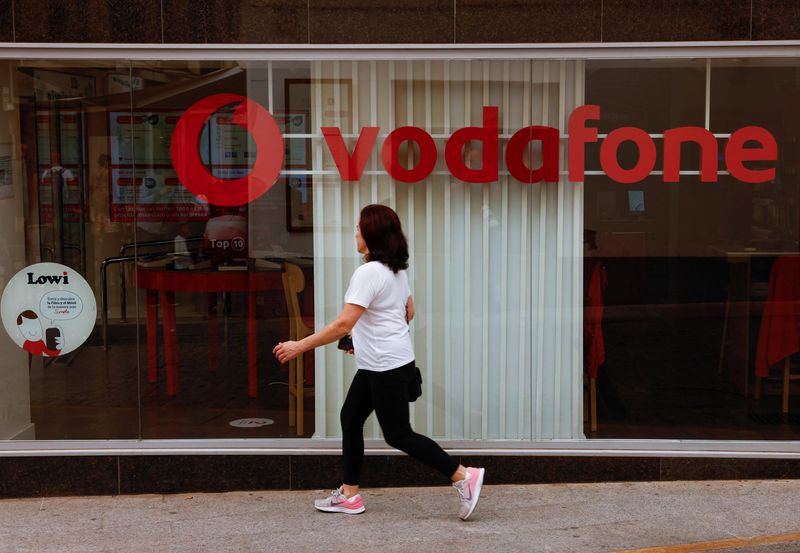 &copy; Reuters. Una mujer pasa por delante de una tienda de Vodafone en Ronda, España, el 3 de octubre de 2022. REUTERS/Jon Nazca