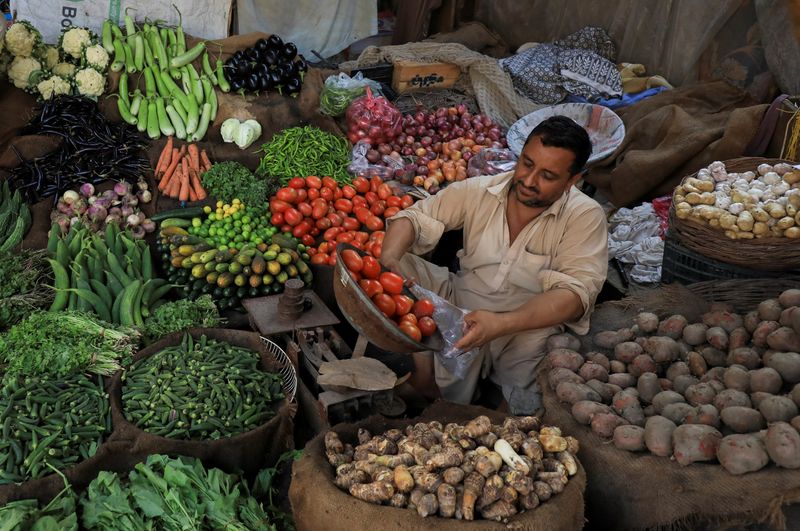 &copy; Reuters. A vendor sells vegetables at a stall, in Peshawar, Pakistan August 31, 2022. REUTERS/Fayaz Aziz/Files