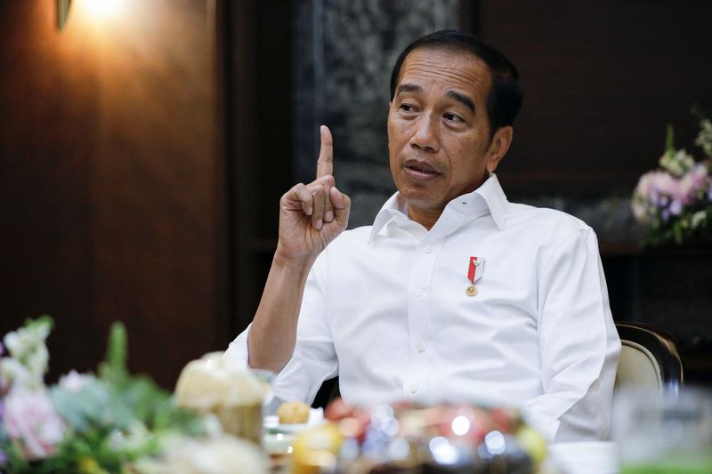 © Reuters. Indonesian President Joko Widodo gestures as he talks during an interview at the Presidential Palace in Jakarta, Indonesia, February 1, 2023. REUTERS/Willy Kurniawan