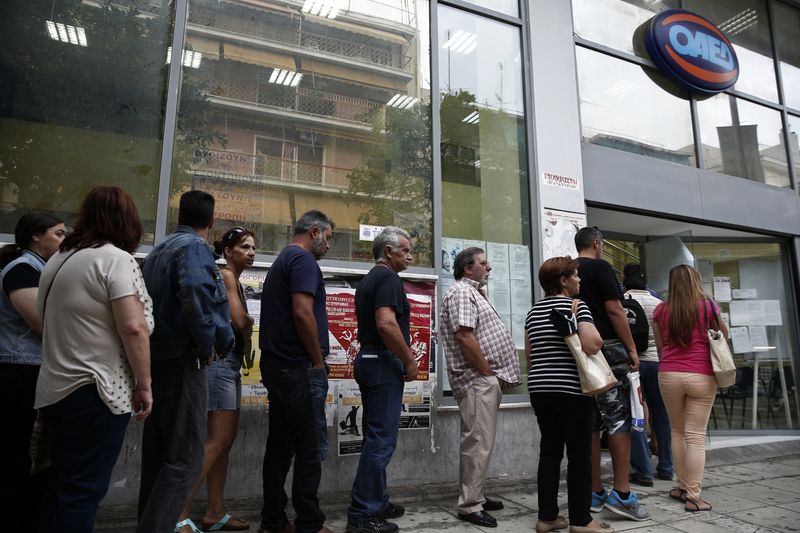 &copy; Reuters. FILE PHOTO: People wait outside a Greek Manpower Employment Organisation (OAED) office in a suburb of Athens August 7, 2014. REUTERS/Yorgos Karahalis/File Photo