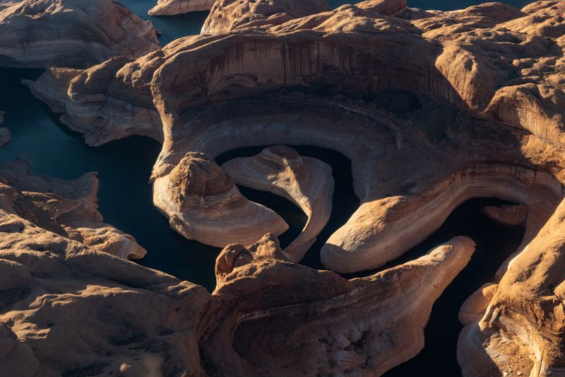 &copy; Reuters. FILE PHOTO: An aerial view of Lake Powell is seen, where water levels have declined dramatically as growing demand for water and climate change shrink the Colorado River in Page, Arizona, U.S., November 19, 2022. REUTERS/Caitlin Ochs
