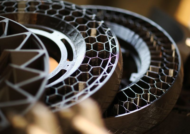 &copy; Reuters. Roues imprimées en 3D de la moto électrique NERA du fabricant allemand d'imprimantes 3D BigRep. /Photo prise à Berlin, en Allemagne, le 3 décembre 2018/REUTERS/Hannibal Hanschke