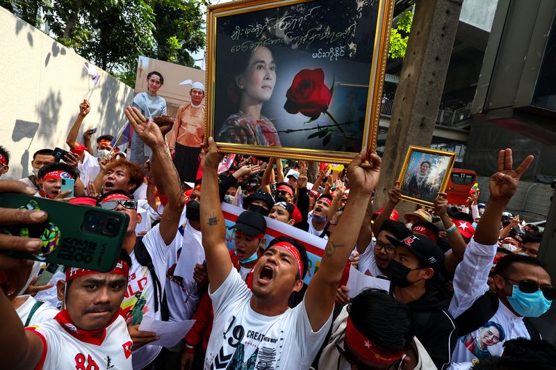&copy; Reuters. محتجون يحملون صور أونج سان سو تشي ويرددون شعارات خلال احتجاج في الذكرى الثانية للانقلاب العسكري في ميانمار أمام سفارة ميانمار في بانكوك يوم