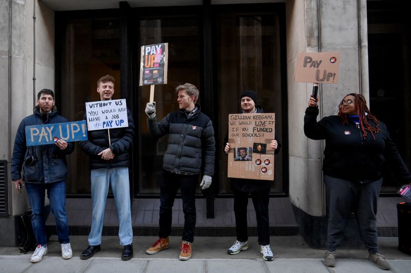 &copy; Reuters. Des enseignants en grève protestent devant une école Harris Academy à Londres, en Grande-Bretagne. /Photo prise le 1er février 2023/REUTERS/Toby Melville