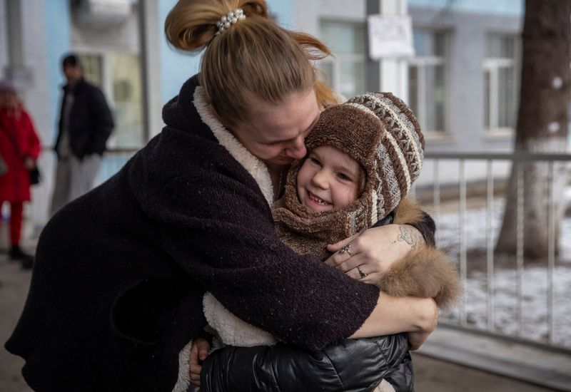 &copy; Reuters. A mother Halyna, 24, hugs her daughter Arina, 6, after her evacuation from front line city of Bakhmut, amid Russia's attack on Ukraine, in Sloviansk, Donetsk region, Ukraine January 31, 2023. REUTERS/Oleksandr Ratushniak