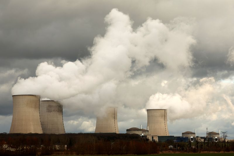 &copy; Reuters. Tours de refroidissement et réacteurs de la centrale nucléaire d'Électricité de France (EDF) à Cattenom, France. /Photo prise le 14 février 2022/REUTERS/Pascal Rossignol