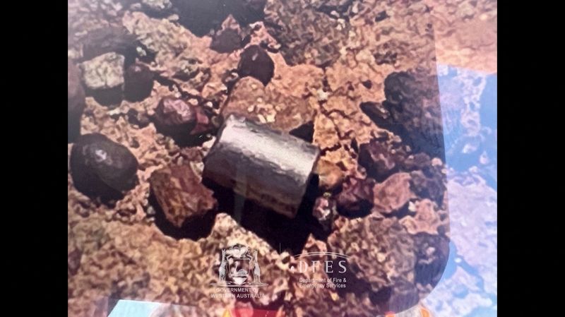 © Reuters. A view shows a radioactive capsule lying on the ground, near Newman, Australia, February 1, 2023, in this still image obtained from a handout video.  Western Australian Department Of Fire And Emergency Services/Handout via REUTERS  